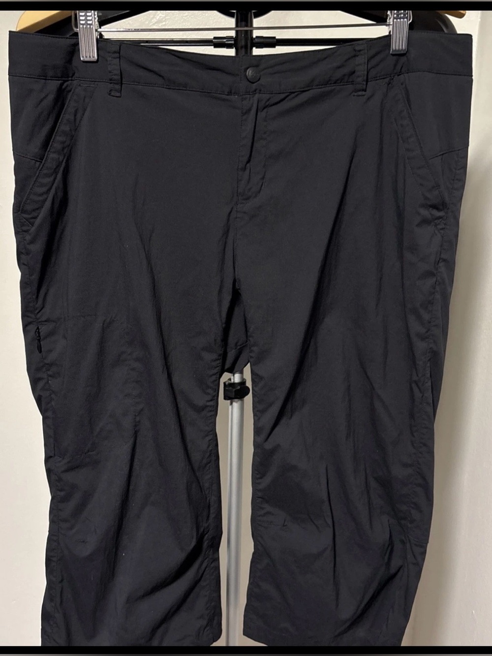 REI Pants Womens 14 Capri Cargo Pockets Hiking Casual Lightweight Black